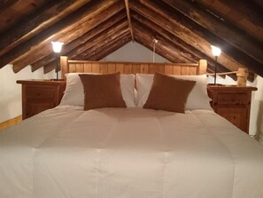 Kingsize bedroom upstairs (low ceiling)