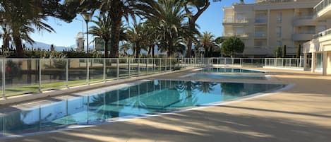 3 piscines privatisées dont 1 à remous et peu profonde pour les enfants