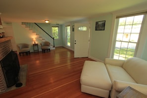 entryway with a nice nook for reading