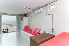 single bed / sofa / beach view
