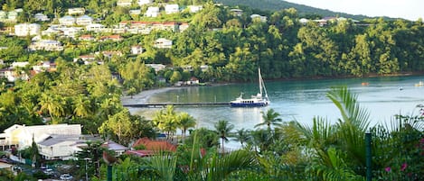 vue sur le ponton et la plage depuis la terrasse