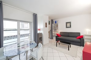 The living area giving onto rue des Bourdonnais