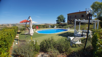 Confortevole villa con piscina privata vicino al mare nella campagna marchigiana