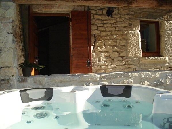 Outdoor spa tub