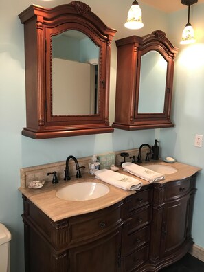Master bath, double sinks and shower/tub