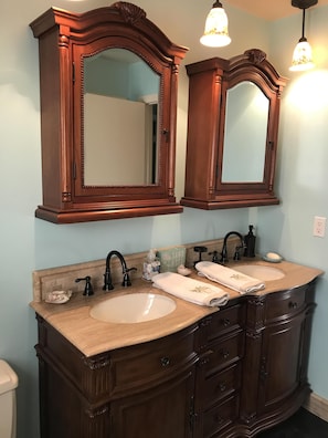 Master bath, double sinks and shower/tub