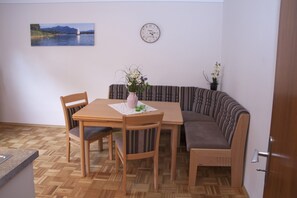 Ferienwohnung Hochgern, 71qm, Balkon, 1-5 Personen-Sitzecke