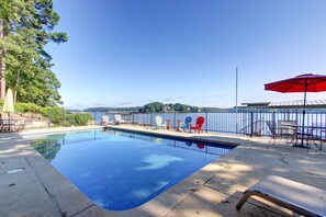 plenty of chairs/loungers available for poolside use