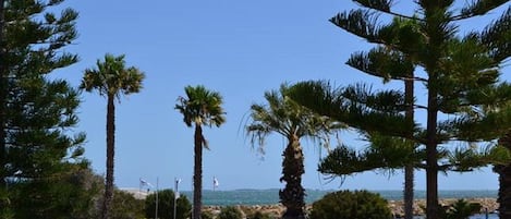 Across the road from the Fremantle Sailing Club and 50m to South Beach!