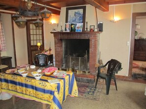 Petit salon/dining room 