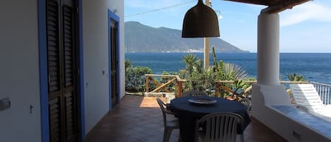 la terrazza di Strongyle con giardino di piante grasse e vista su Salina