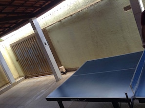parte da frente interna com mesa de ping pong