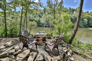 The Lakeside Firepit Area 