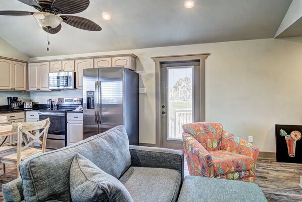Living area - Cozy and cute!!