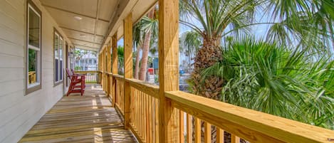 Flats A front porch - Enjoy your morning coffee or evening cocktail on the covered patio!