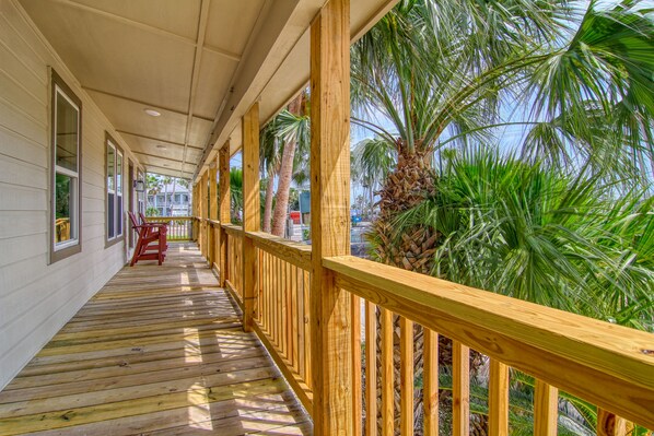Flats A front porch - Enjoy your morning coffee or evening cocktail on the covered patio!
