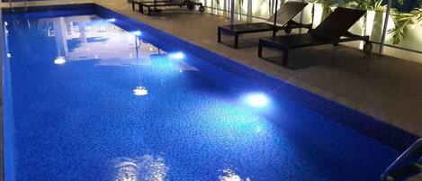 Piscina com iluminação noturna