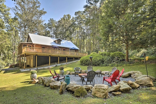 Mableton Vacation Rental | 3BR | 2BA | 3,500 Sq Ft | Stairs Required