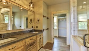King private bathroom 