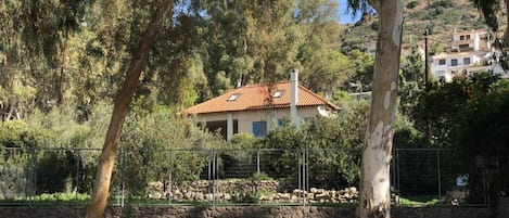 VIEW OF THE HOUSE FROM THE SEA
