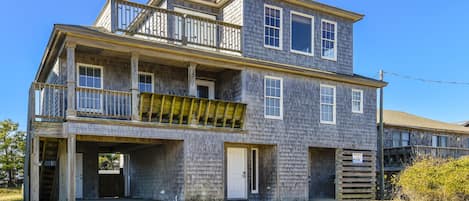 Front of the house facing the ocean.