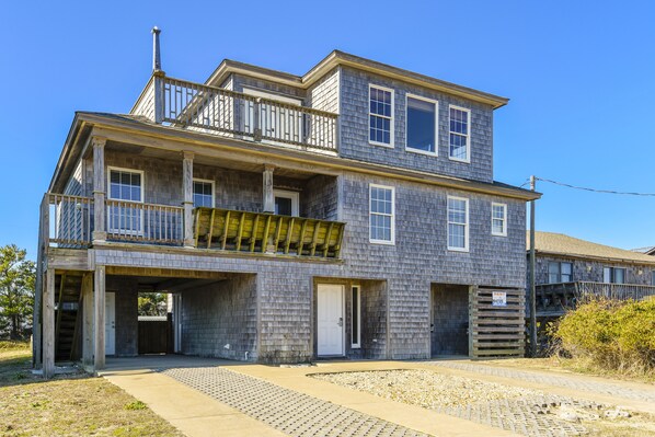 Front of the house facing the ocean.