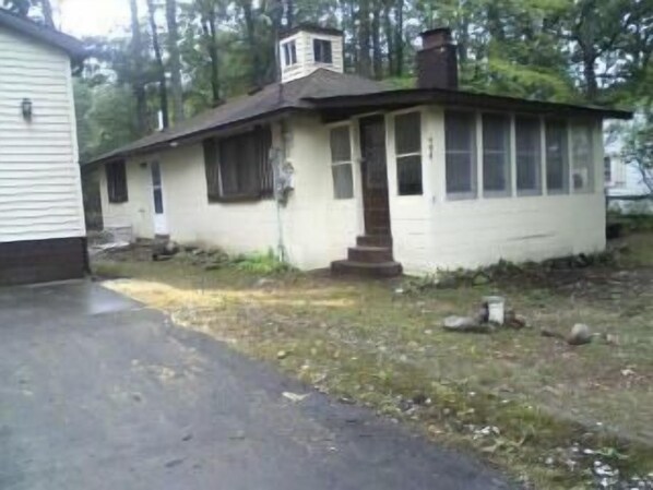 Cottage from road.
Side Garage