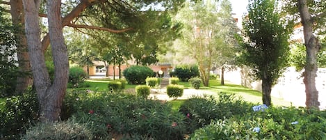 Jardins au centre de la résidence