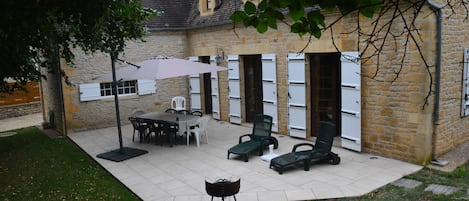 façade sur jardin, terrasse, barbecue
