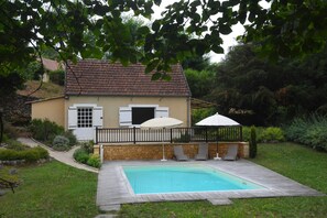 Piscine (8x4m) chauffée et maison 
annexe
