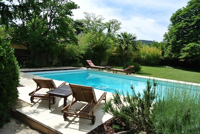 In the heart of Vaison la Romaine, Charming house with garden and large swimming pool