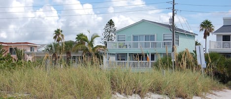 Murphy's Sunset treasure. It is the perfect relaxing tasteful beach home.