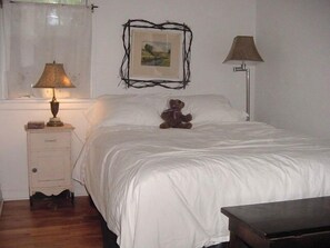 Bedroom (Queen)