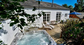 Burrows, sleeping 6, is a superb detached Grade II listed barn conversion