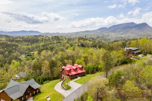Cabin in the Smokies "A Cabin of Dreams" - Located in the Great Smoky Mountains