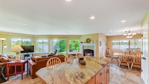 Open & spacious family room & kitchen 