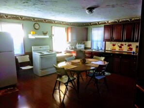  Large country kitchen  17'x17'