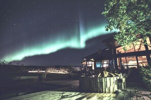 Hot tub and Northern Lights 