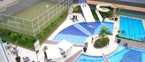 Área das Piscinas externas com toboágua e escorregador