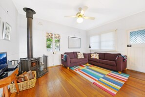 Lounge with fireplace (kid safe)