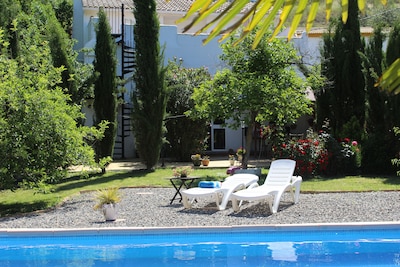 cabañas Casa La Nuez, amplios cuartos de baño, conexión Wi-Fi gratuita, terraza, piscina, jardín