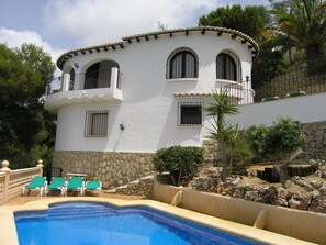 VILLA WITH POOL
