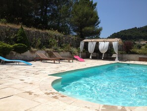 La Piscine sans chlore (au sel) ; solarium et coin à l'ombre des canisses