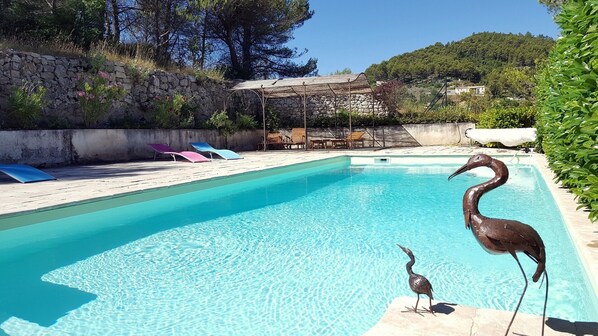 Piscine au sel , grande plage (150 m²) au soleil; coin ombragé par des canisses