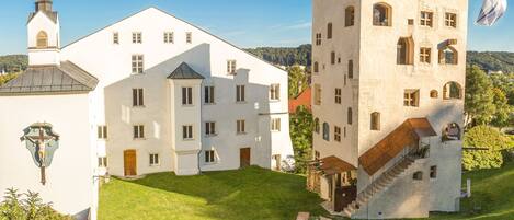 Ferienwohnungen im Turm zu Schloss Schedling nahe dem Chiemsee