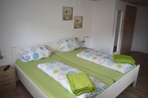 Schlafzimmer 1 mit Schrank