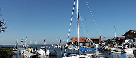 Le port de Cassy-Lanton est un port d'échouage de 225 places 