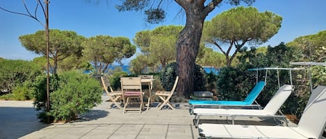 La terrasse coté mer avec quatre chaines longues pour la sieste