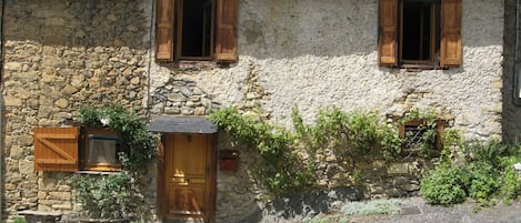 façade sur la rue du village