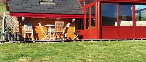 Chalet 
Véranda 
Vue du bas de notre parcelle
Terrasse bois
Table chaises bois